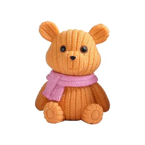 Simpatica statuetta di orso in miniatura effetto maglia con sciarpa rosa per scrivania