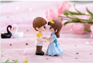 Detailansicht niedlicher Cartoon Prinz und Prinzessin Paar Figuren Geschenkdeko