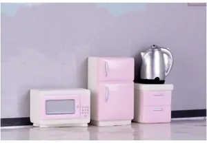 Vue détaillée d'un ensemble d'appareils de cuisine miniatures en résine rose-blanc.