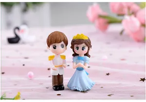 Detaillierte Makroaufnahme von süßen Cartoon Prinz und Prinzessin Figuren als Deko