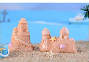 Vue détaillée de deux châteaux de sable miniatures en résine pour décor d'aquarium