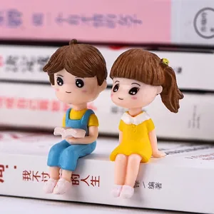 Cute resin couple figurines sitting and reading on books for DIY micro landscape decor