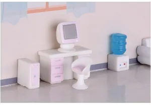Gros plan d'un ensemble de bureau miniature en résine et d'un distributeur d'eau