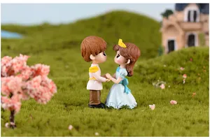 Detailaufnahme von Miniatur-Prinz- und Prinzessinnenfiguren in einer Märchenszene