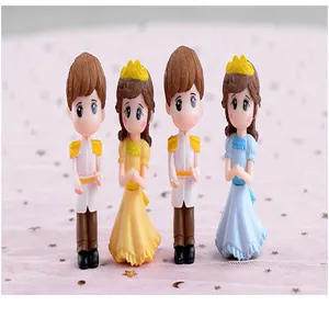 Detailansicht von vier süßen Cartoon Prinz und Prinzessin Figuren auf rosa Grund