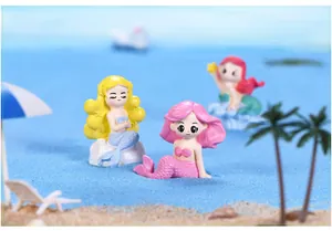 Primo piano di graziose figurine di sirene chibi in una scena di spiaggia in miniatura