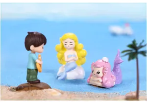 Vista dettagliata di adorabili figurine di sirena e bambino in una scena di micro-paesaggio