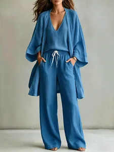 Vue détaillée de l'ensemble trois pièces bleu en lin avec gilet et pantalon large