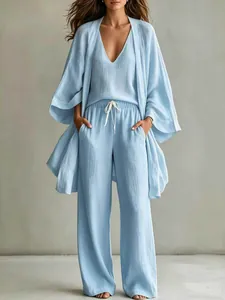 Vue détaillée de l'ensemble trois pièces en lin bleu clair pour femme avec cardigan