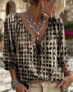 Blusa bohemia de lunares con cuello en V con volantes y lazo