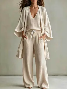 Gros plan sur un ensemble léger en lin beige avec gilet et pantalon sur un modèle