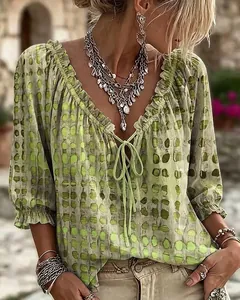 Detalle de blusa con estampado étnico verde y escote con volantes de estilo bohemio