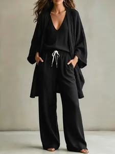 Vue détaillée de l'ensemble décontracté noir 3 pièces avec gilet et pantalon large