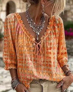 Detalle de la blusa boho étnica con lunares, escote con volantes y lazo ajustable