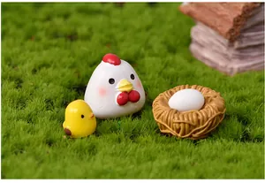 Set fattoria in miniatura in resina con gallina, pulcino e nido su muschio sintetico
