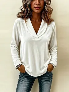 Élégante blouse en velours blanc à manches longues et col en V pour la mode féminine.