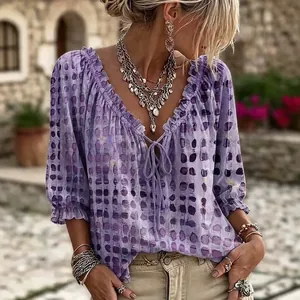 Blusa bohemia morada con lunares, cuello con volantes y detalles de lazos ajustables