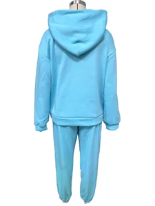 Achteraanzicht van dik lichtblauw trainingspak met hoodie en bijpassende joggingbroek.