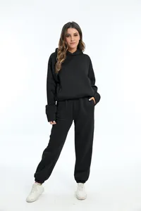 Volledig beeld van een stijlvolle zwarte dikke fleece hoodie en joggingbroek set