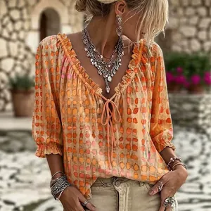 Blusa bohemia de lunares con cuello en V con cordón y elegantes puños con volantes