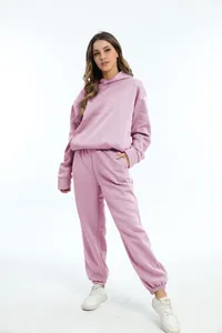 Comfortabele mauve hoodie en bijpassende joggingbroek set getoond op een modemodel