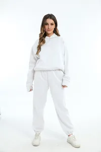Volledig zicht op een witte tweedelige lounge set met hoodie en bijpassende broek
