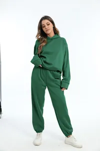Casual groen tweedelig trainingspak voor dames met een hoodie en bijpassende broek