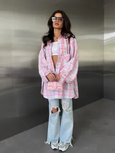 Stijlvol roze en blauw geruit oversized overhemd met lange mouwen voor de zomer