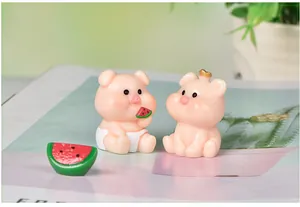 Figurines de cochons miniatures en résine mangeant de la pastèque pour décor DIY