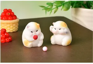 Gros plan de deux figurines de chat potelées en résine pour la décoration de bureau DIY