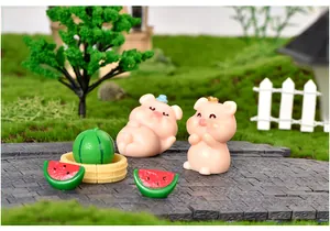 Vue détaillée de figurines de cochons en résine avec mini pastèques pour micro-paysages