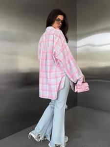 Trendy roze en blauw geruit oversized damesoverhemd met stijlvolle zijsplitjes