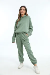 Oversized saliegroene hoodie en joggingbroek tweedelige set voor herfstmode dames.