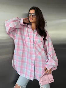 Detailopname van een roze en blauw geruit oversized shirt met lange mouwen voor dames