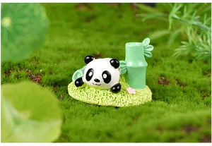 Vue rapprochée d'une figurine de panda en résine sur mousse pour micro-jardins DIY