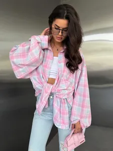 Modieus oversized roze en blauw geruit hemd met lange mouwen en een knoop in de taille