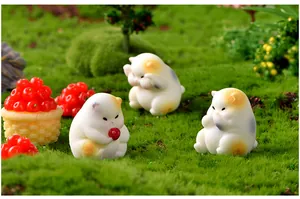 Vue détaillée de trois figurines de chat gras en résine sur mousse pour micro-paysage DIY.