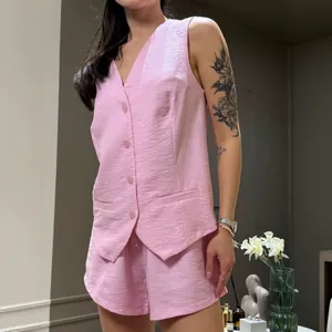 Vista dettagliata del gilet rosa a righe senza maniche e pantaloncini casual coordinati