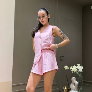 Modello che indossa un set casual di gilet senza maniche e pantaloncini rosa stropicciati