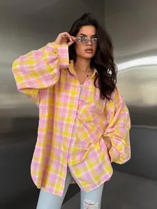 Modehuis model draagt een oversized roze en geel geruit casual shirt met lange mouwen