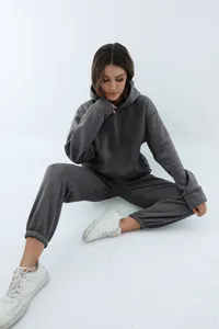 Comfortabele donkergrijze verdikte hoodie en joggingbroek set voor dames, model foto