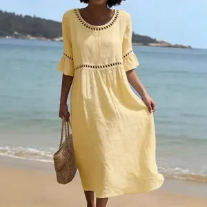 Elegante vestido midi amarillo con cuello redondo, encaje calado y mangas acampanate para verano