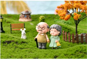 Gedetailleerd beeld van schattige miniatuurfiguurtjes van een bejaard stel in de tuin
