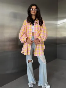 Professionele detailopname van een stijlvol roze en geel oversized geruit shirt voor dames.