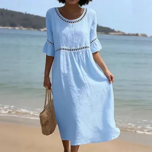 Elegante vestido midi de algodón y lino azul claro con detalles de encaje para la playa