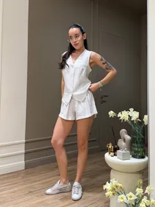Vista intera del set gilet smanicato a righe bianche e pantaloncini coordinati