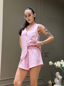 Elegante completo rosa due pezzi gilet e pantaloncini con tessuto operato per un look estivo