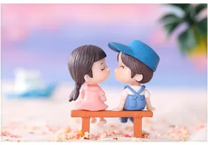 Detailopname van schattige miniatuur paarfiguren op een bankje voor DIY-decoratie