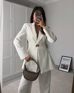 Elegante conjunto de blazer blanco entallado para ropa de oficina profesional de mujer
