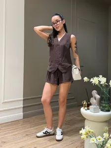 Elegante completo gilet gessato marrone scuro e pantaloncini morbidi per signora